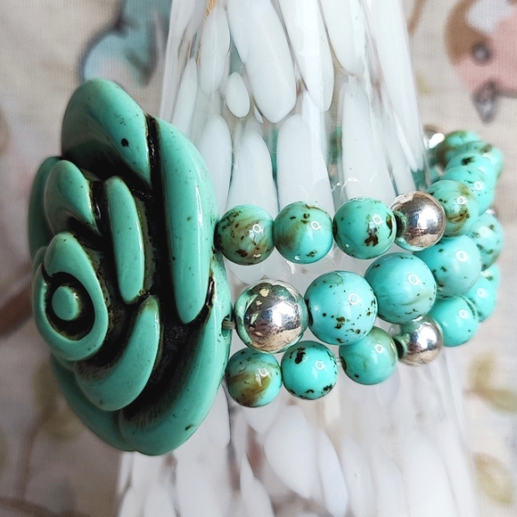 Carved Rose Triple Strand Beaded Stretch Bracelet Lacquered Silver Tone Artisan - Picture 3 of 7